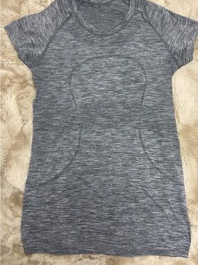 lululemon athletica Heathered Gray Short Sleeve Athletic Tee